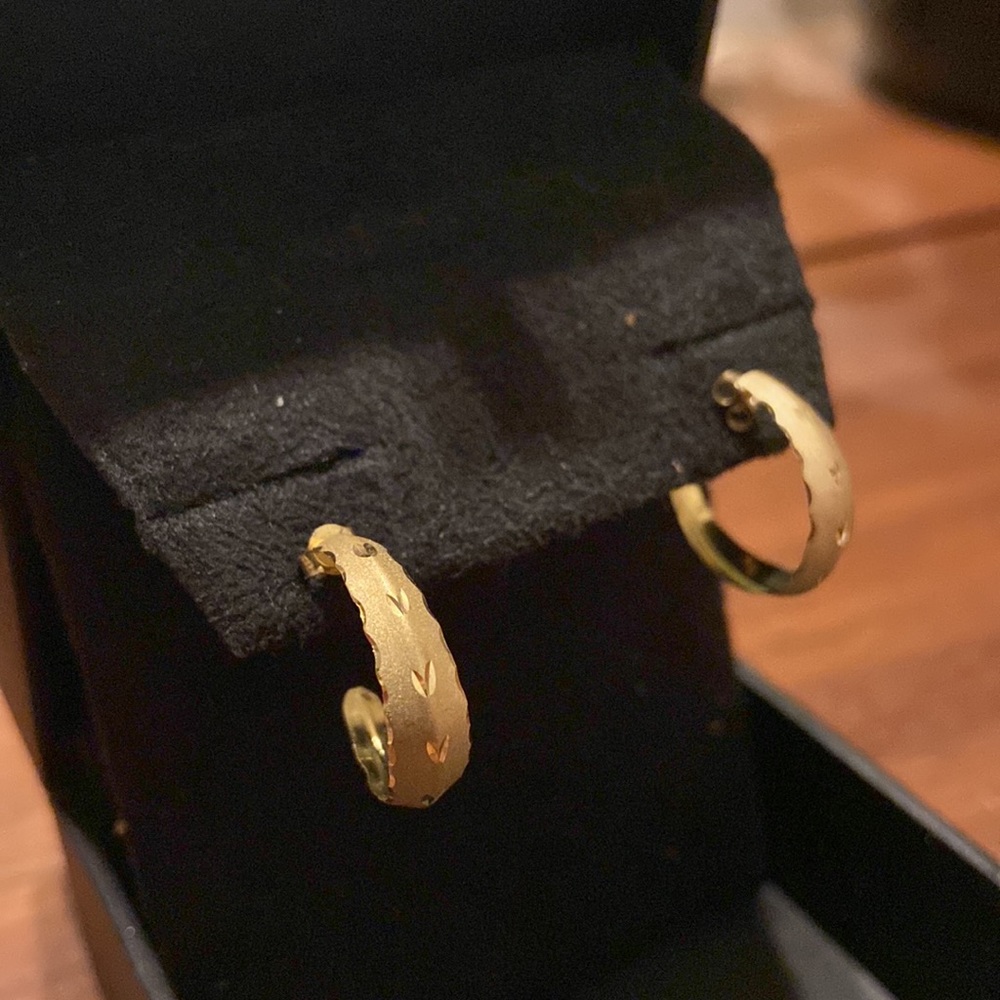 Delicate small gold hoop earrings - Picture 2 of 5